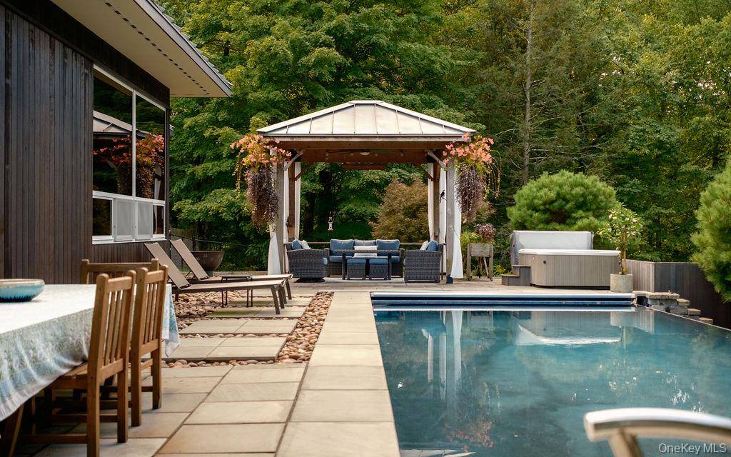 8 Sarah CT, Rhinebeck, NY 12572