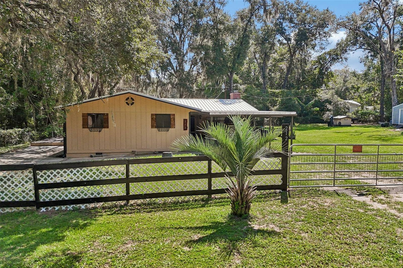 212 DOGWOOD DR, Interlachen, FL 32148
