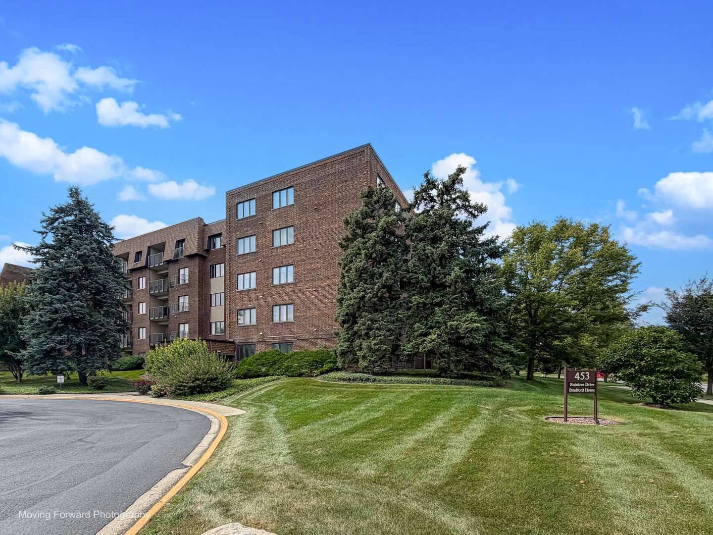 453 Raintree DR #5K, Glen Ellyn, IL 60137