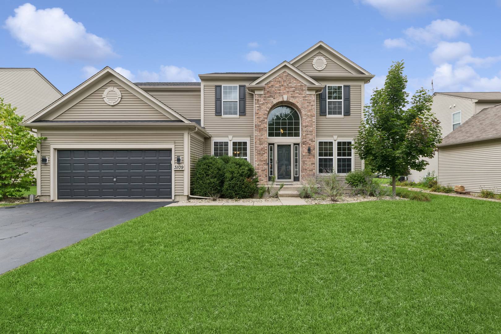 3109 Erika LN, Carpentersville, IL 60110