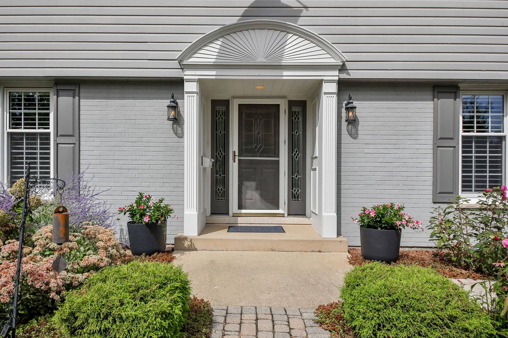 141 Shelley LN, Wheaton, IL 60189