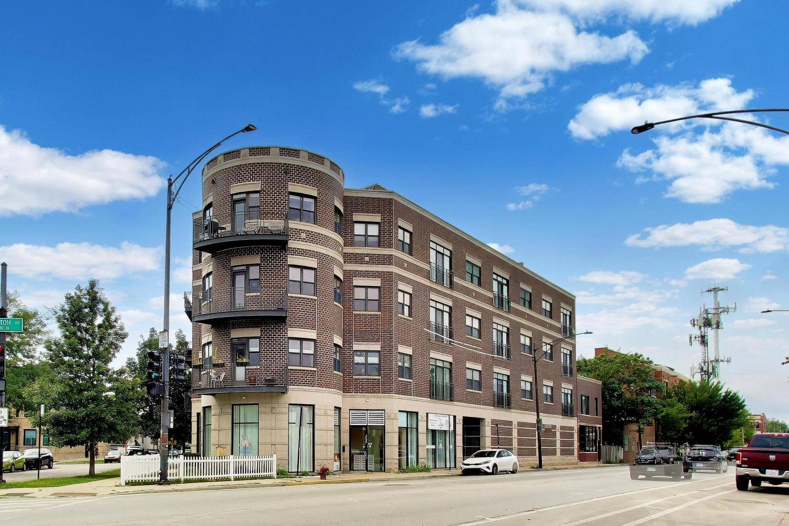 3028 W ROSCOE ST #203, Chicago, IL 60618