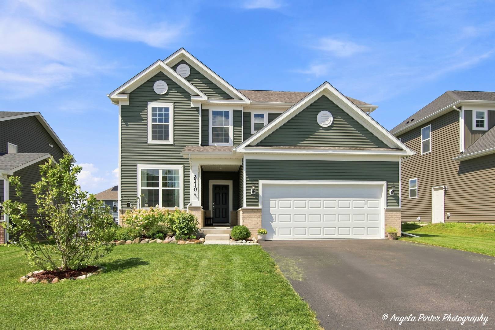 2110 Schmitt CIR, Algonquin, IL 60102