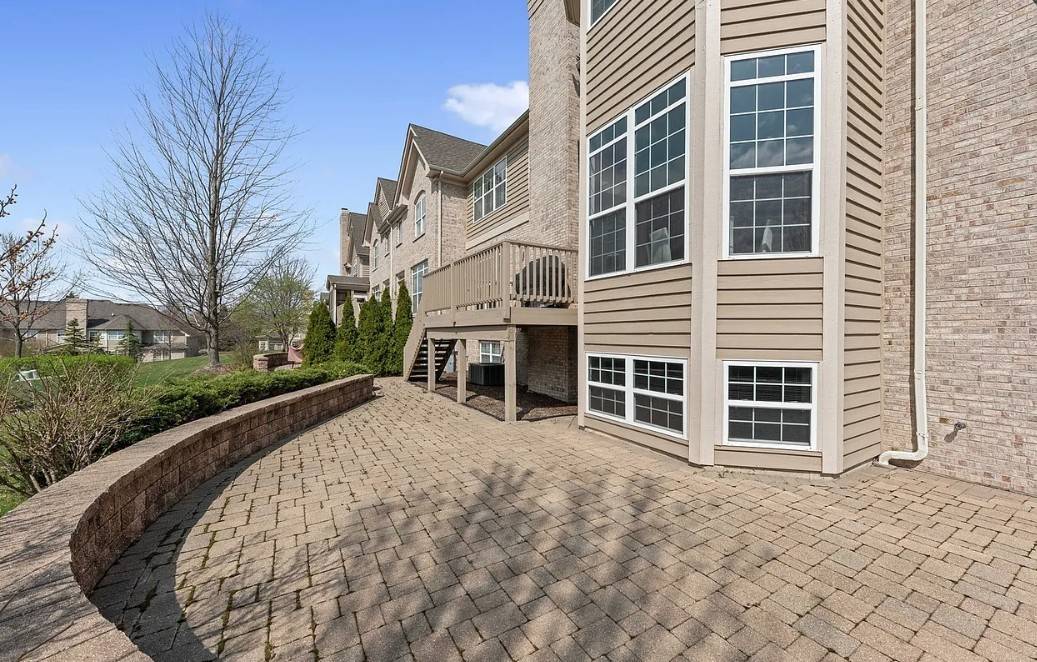 541 Bridgestone CT #541, Inverness, IL 60010