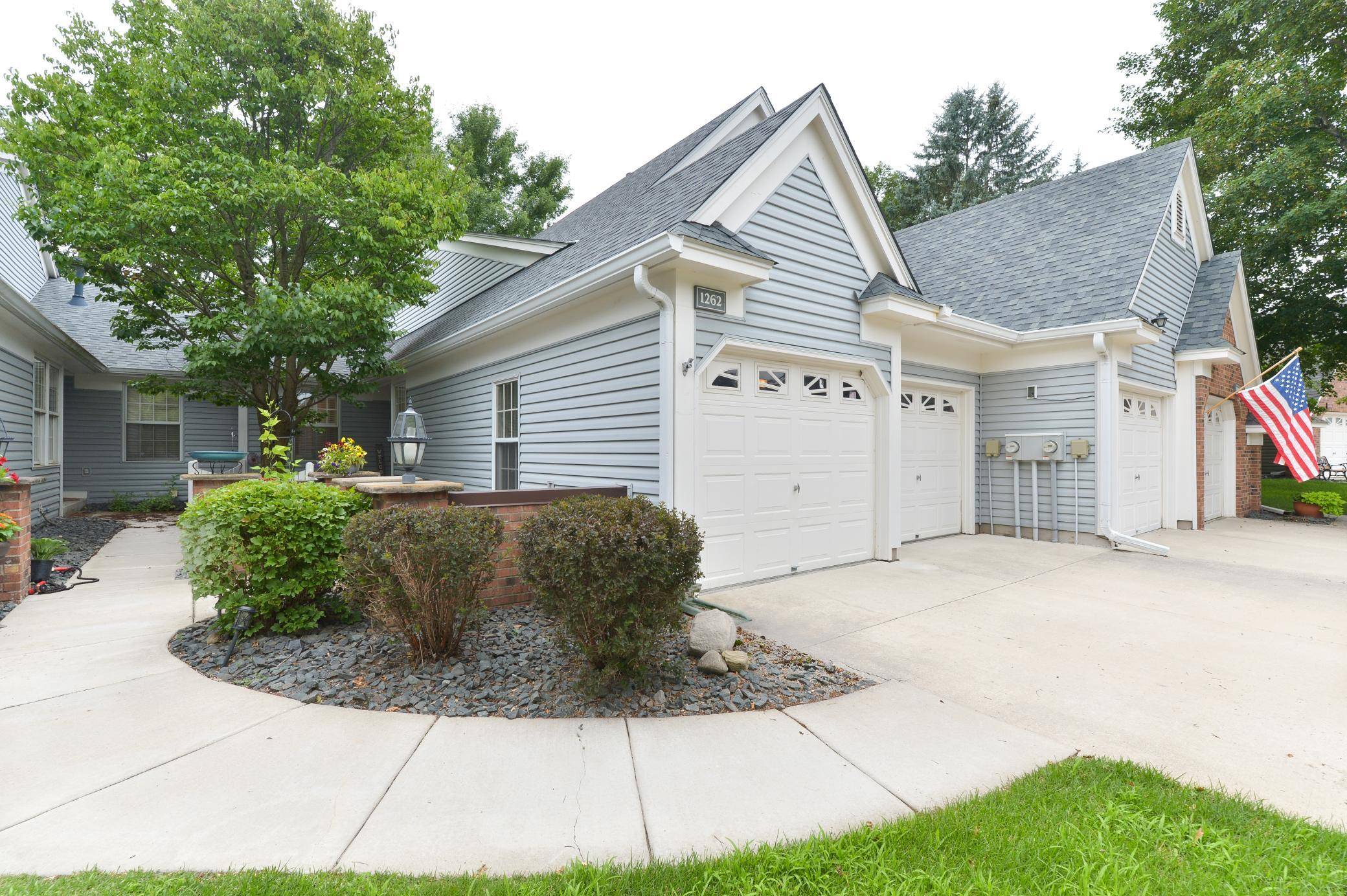 1262 Pond View LN, White Bear Lake, MN 55110