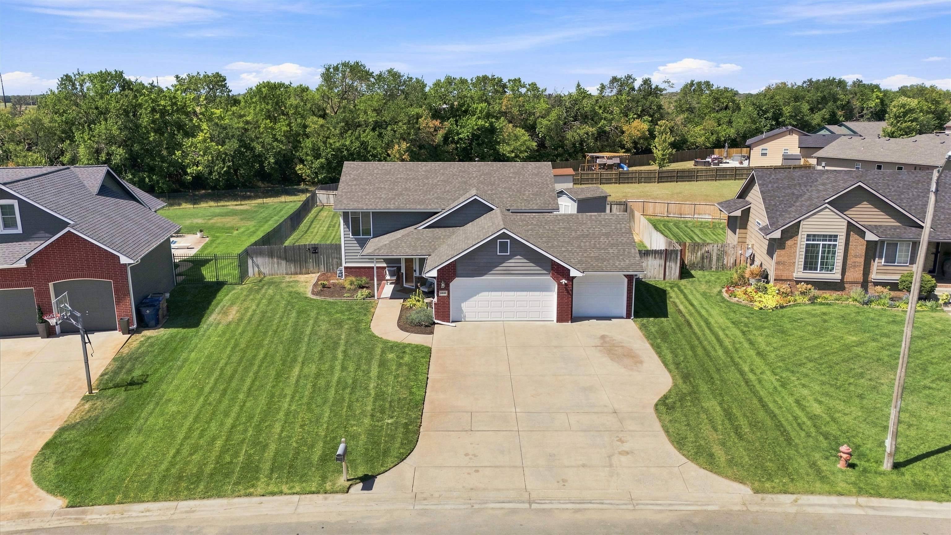 1041 N Meadow Rd, Valley Center, KS 67147