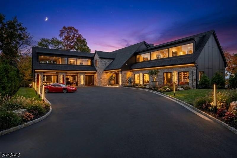 8 Flintlock Ct, Totowa Boro, NJ 07512