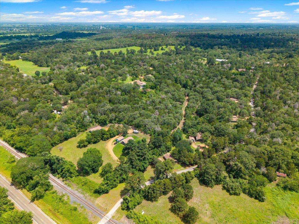 107 Mountain Valley DR, Smithville, TX 78957