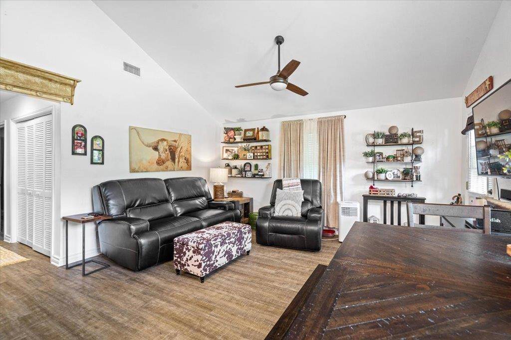 150 Copeland Hill RD, Smithville, TX 78957