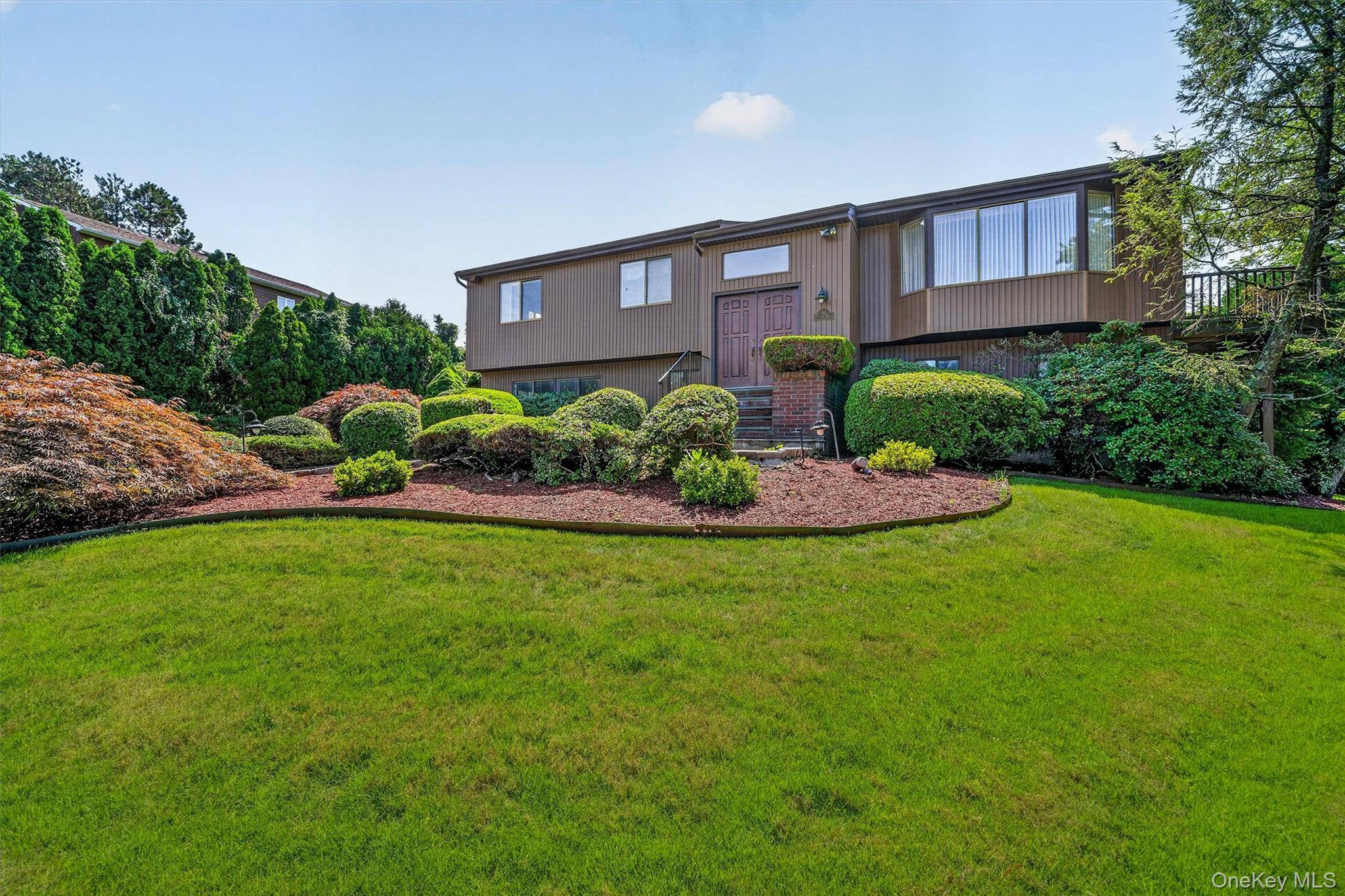 99 Skyview LN, New Rochelle, NY 10804