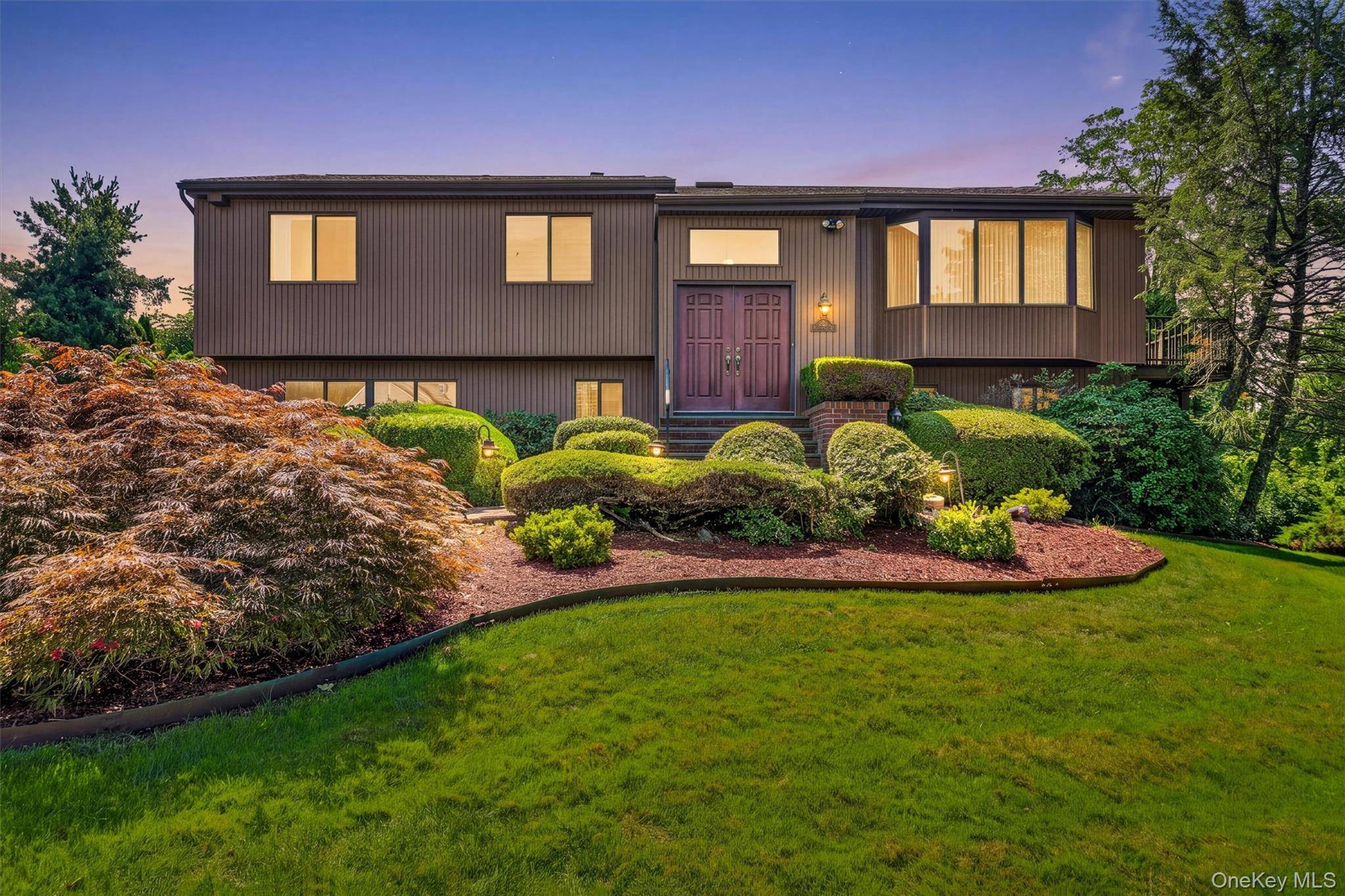 99 Skyview LN, New Rochelle, NY 10804
