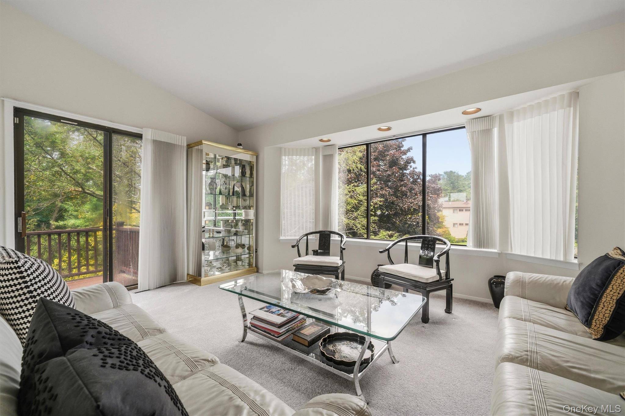 99 Skyview LN, New Rochelle, NY 10804