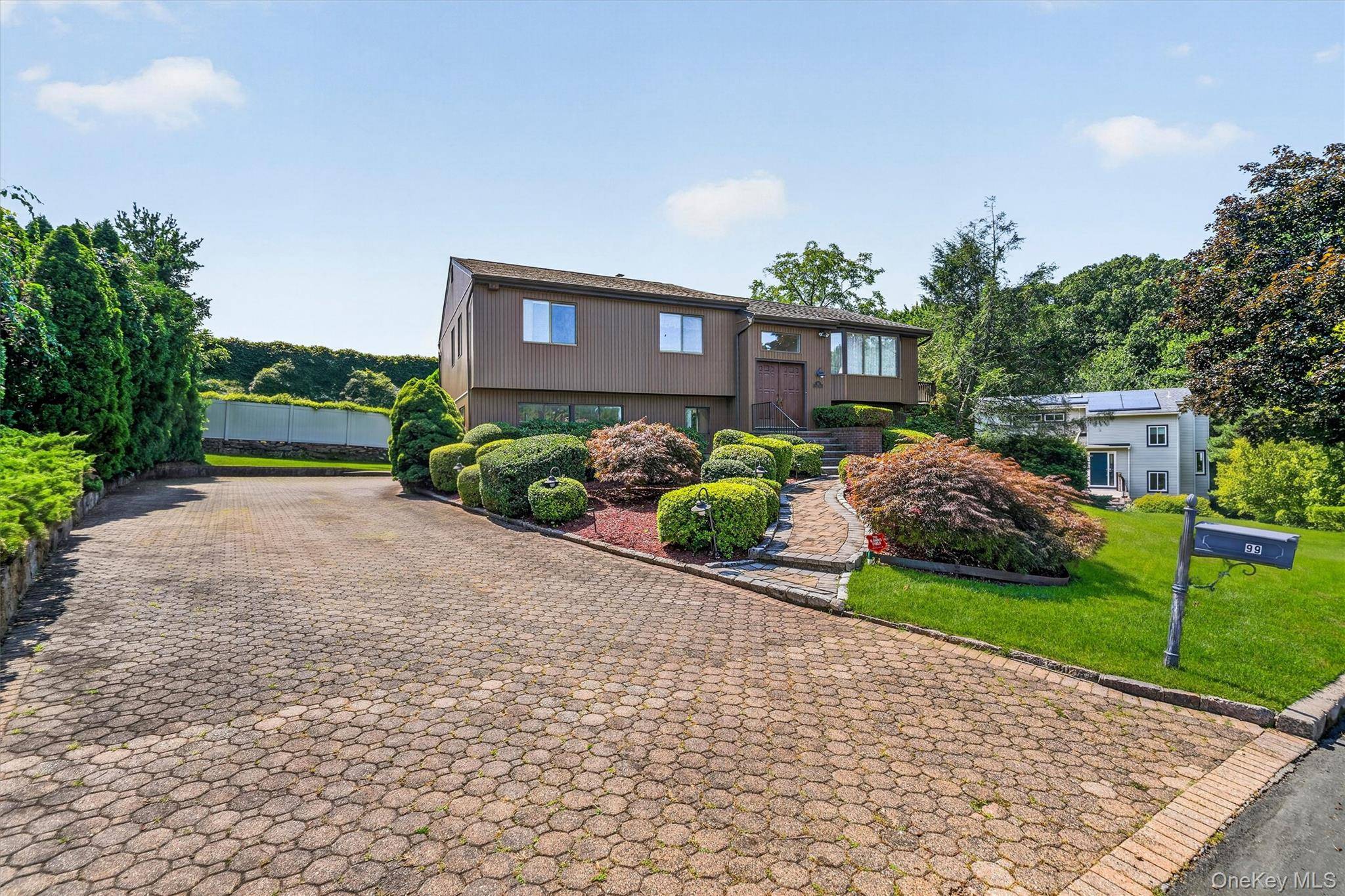 99 Skyview LN, New Rochelle, NY 10804