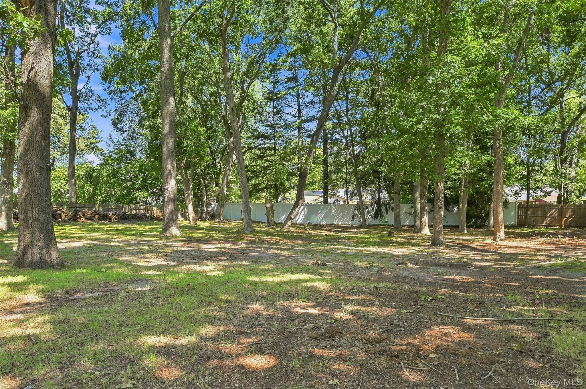 147 Pauls PATH, Coram, NY 11727