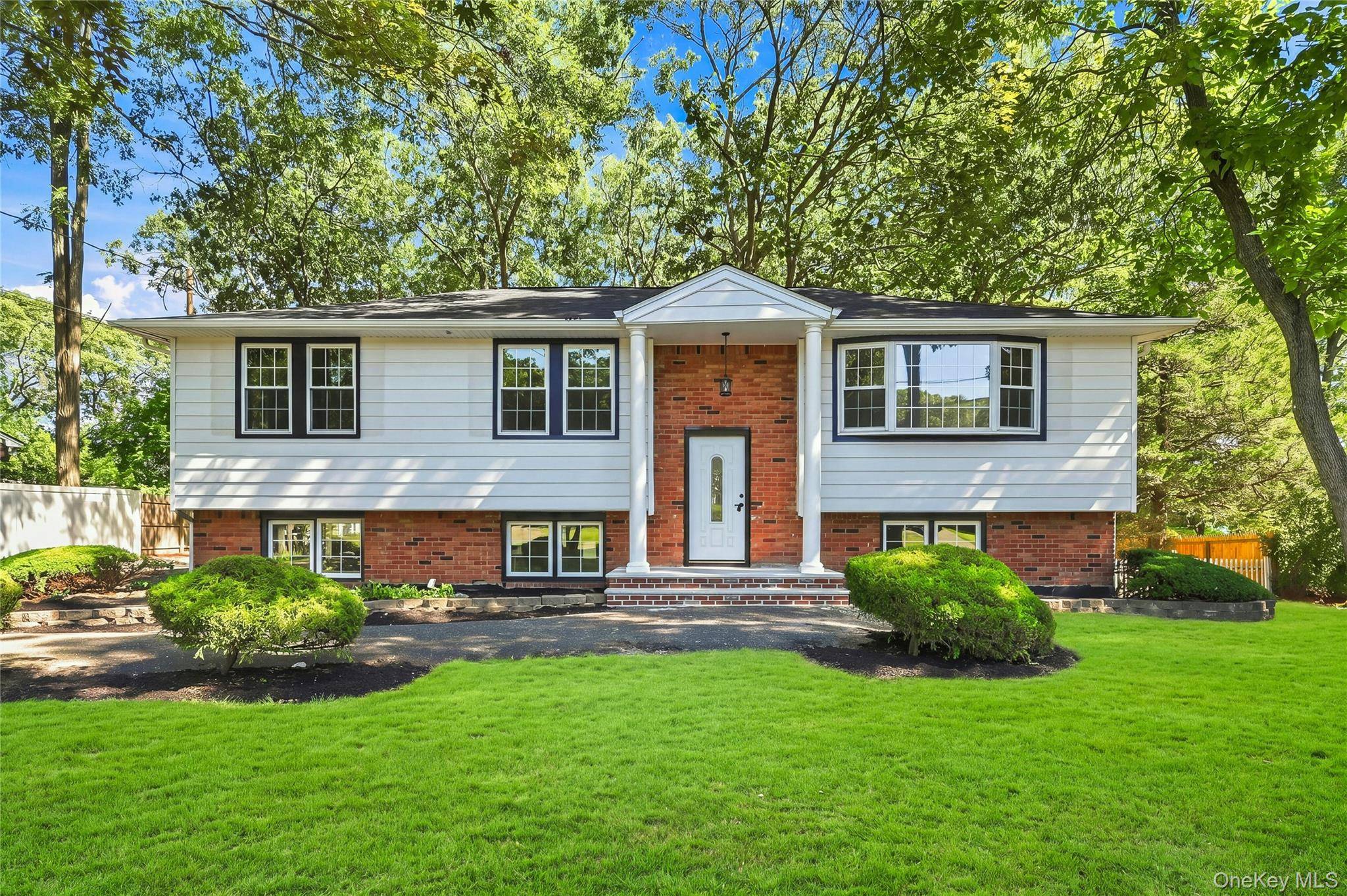 147 Pauls PATH, Coram, NY 11727