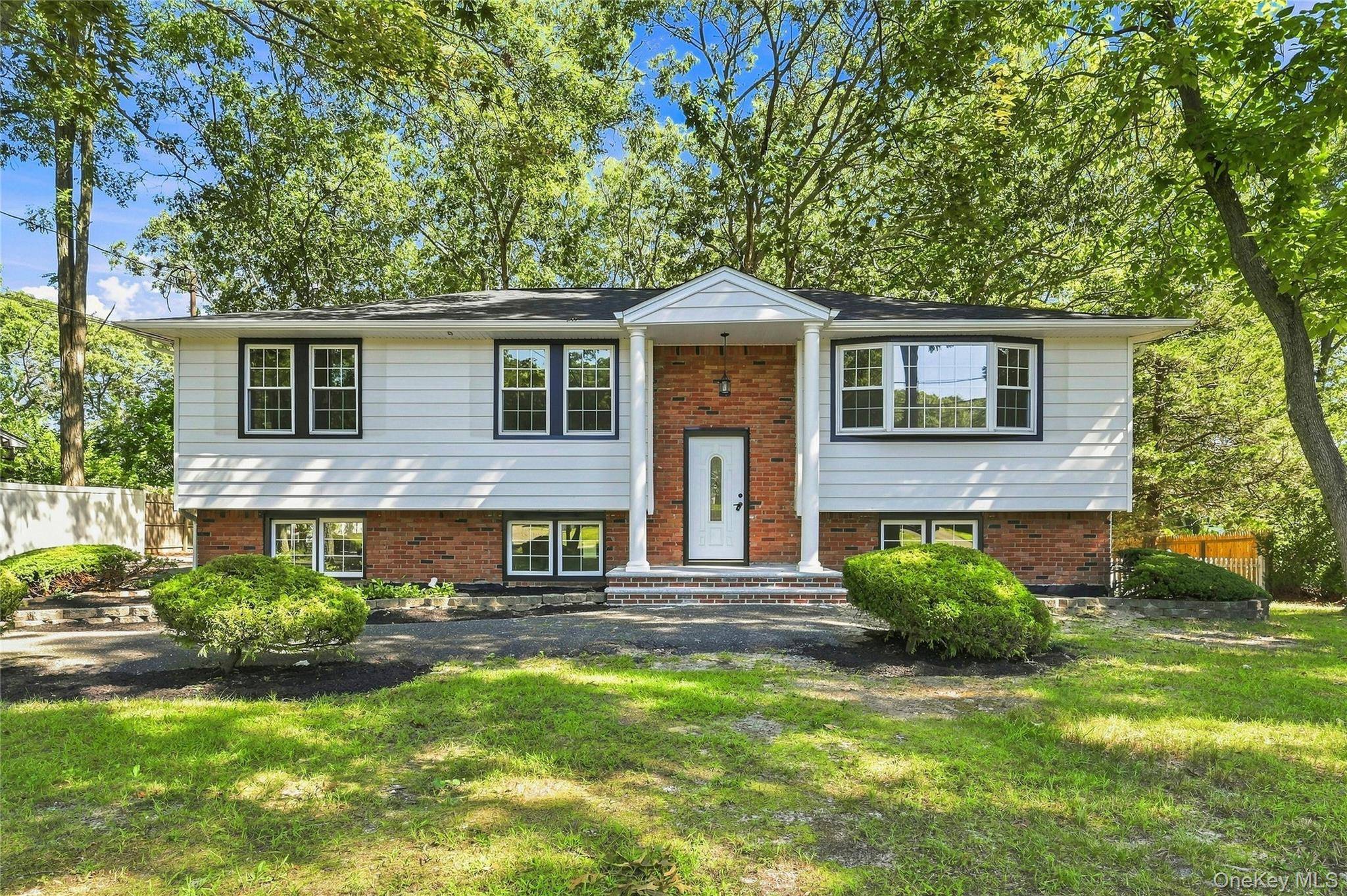 147 Pauls PATH, Coram, NY 11727