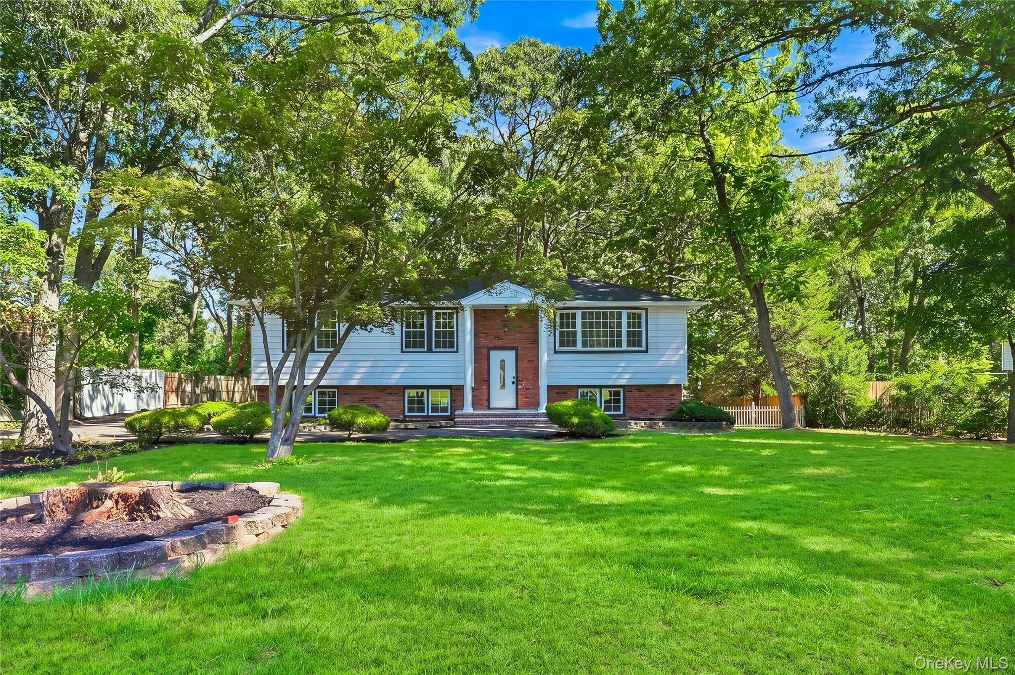 147 Pauls PATH, Coram, NY 11727