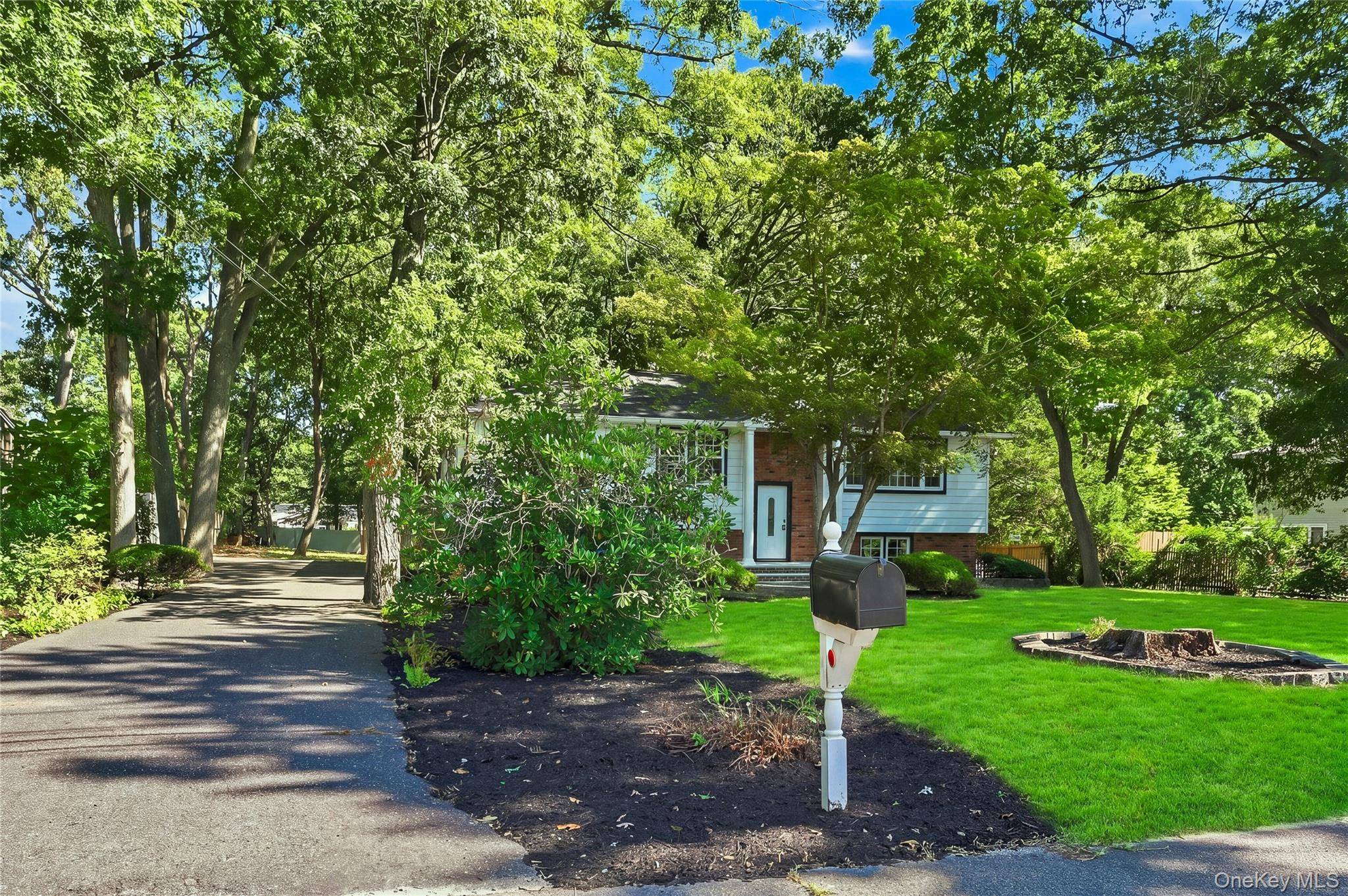 147 Pauls PATH, Coram, NY 11727