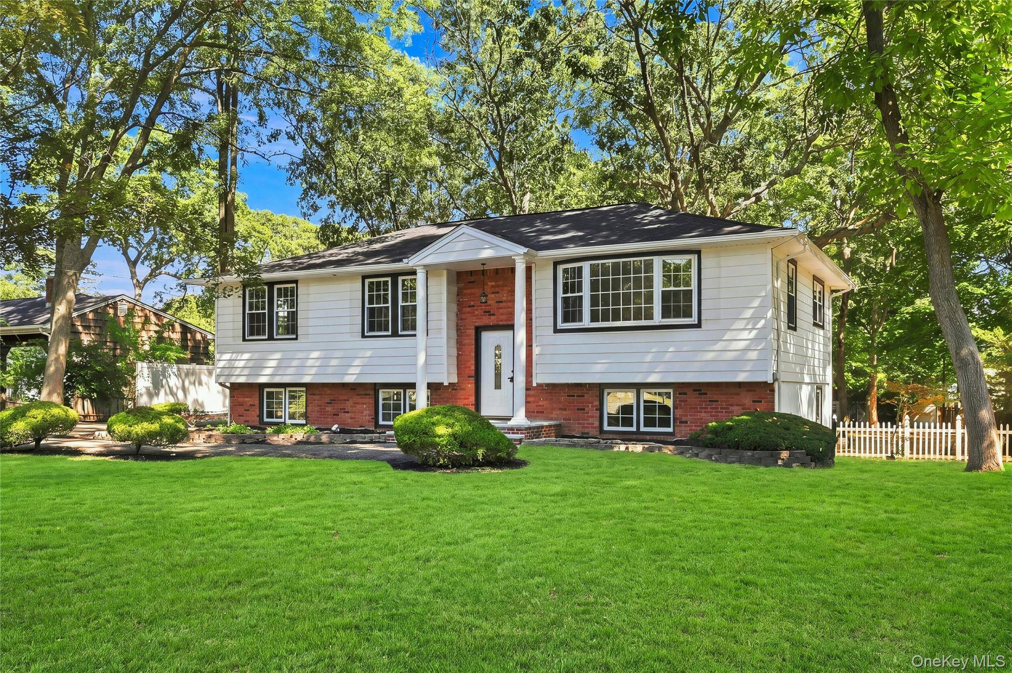 147 Pauls PATH, Coram, NY 11727