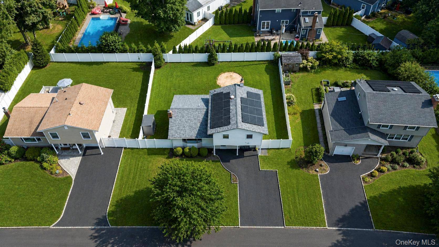 18 Catherwood CRES, Melville, NY 11747
