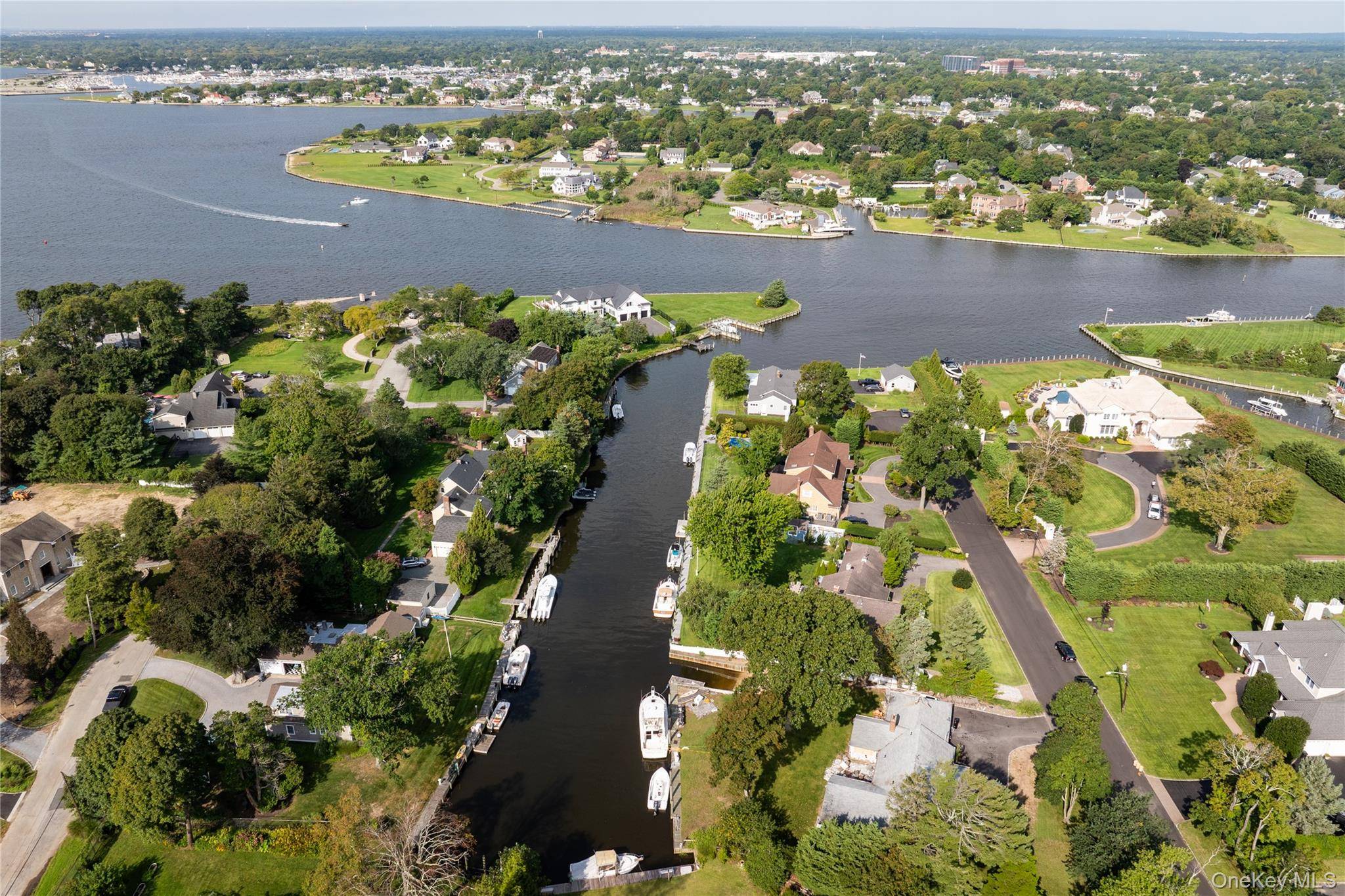 2 Gibb LN, Islip, NY 11751