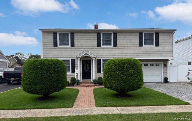 234 Brook ST, Oakdale, NY 11769