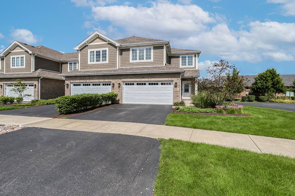 14277 Lacey DR, Lemont, IL 60439
