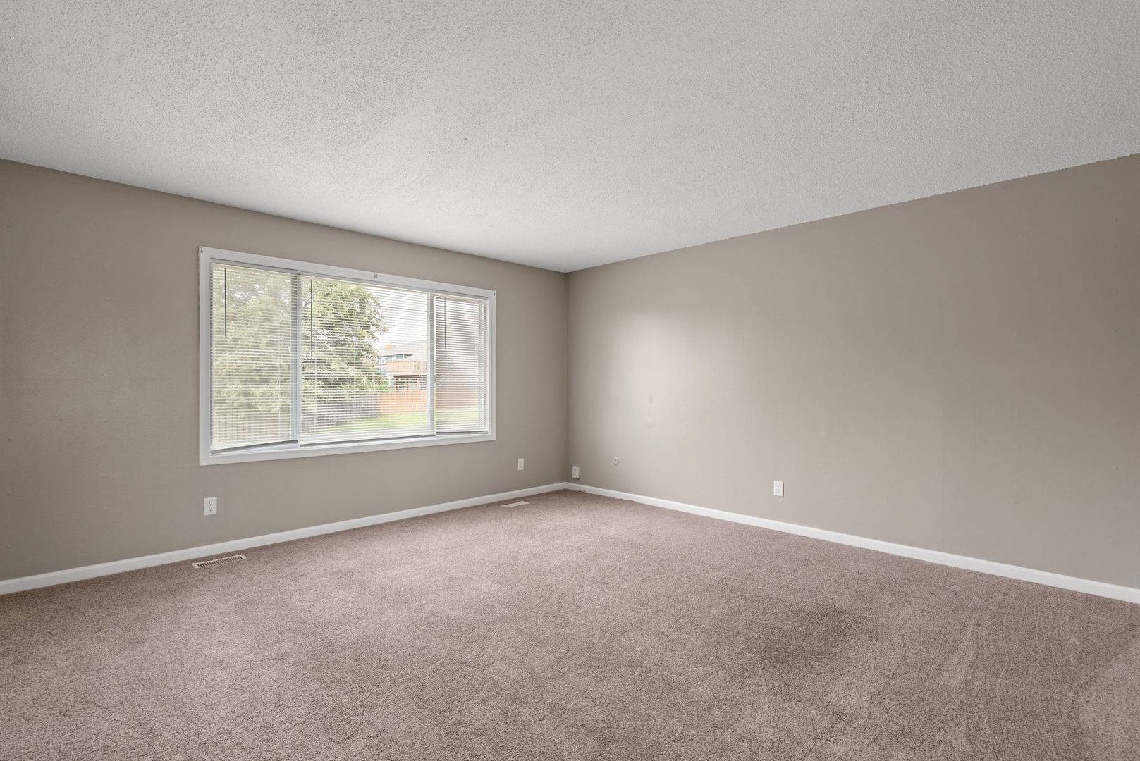 2623 W 61st ST, Davenport, IA 52806