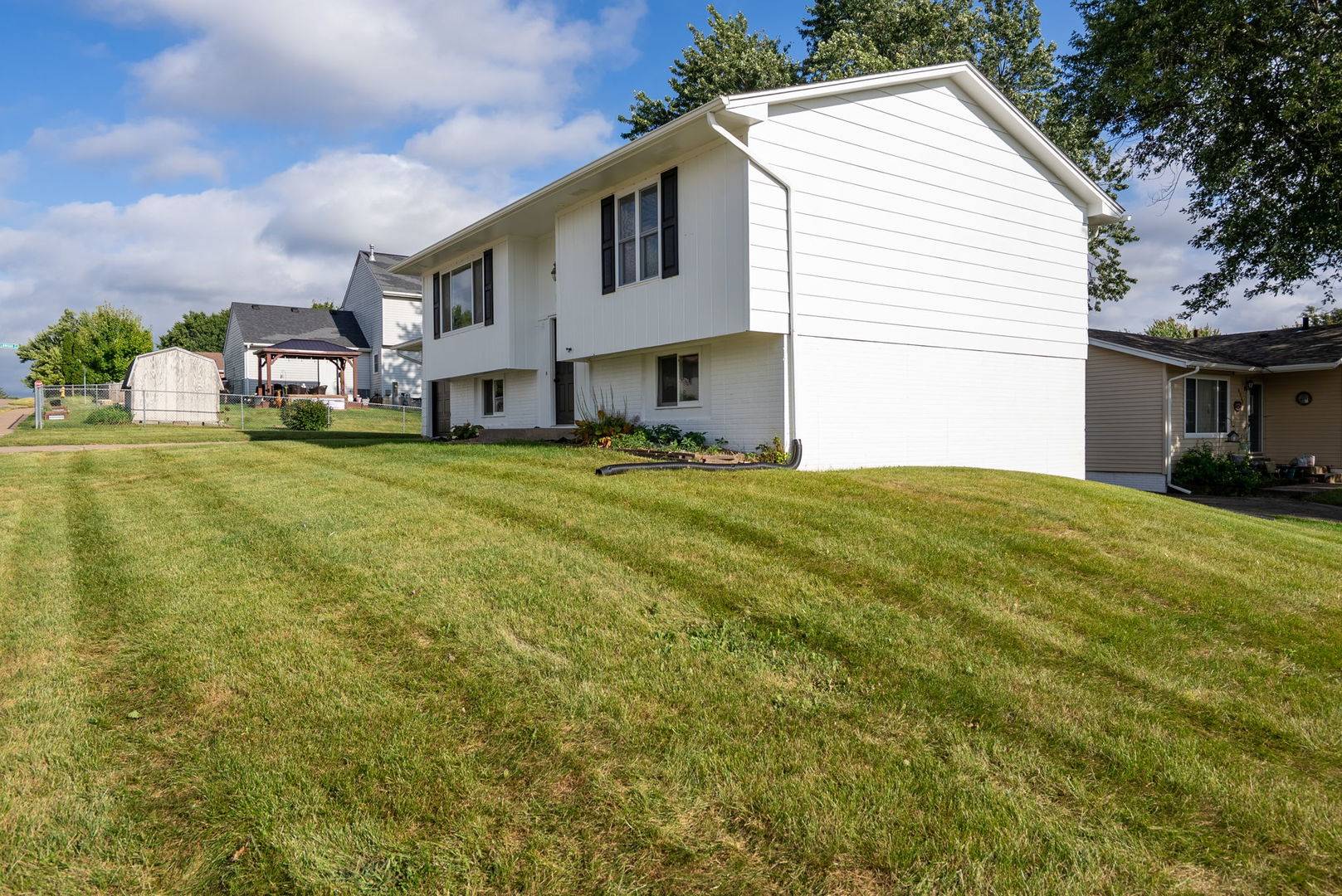 2623 W 61st ST, Davenport, IA 52806