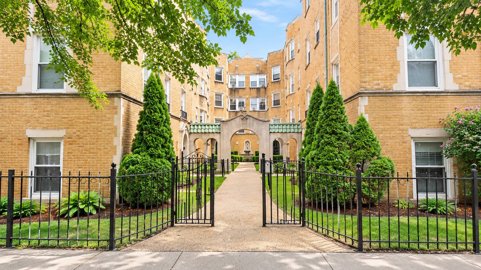 6420 N Newgard AVE #2E, Chicago, IL 60626