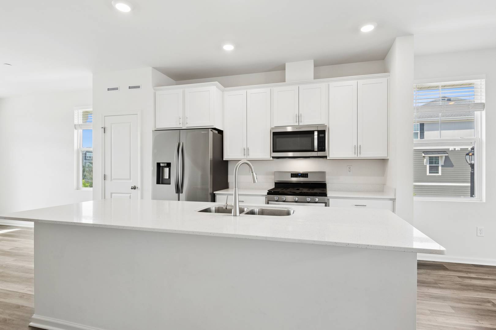 2111 Yellowstone BLVD, Mundelein, IL 60060