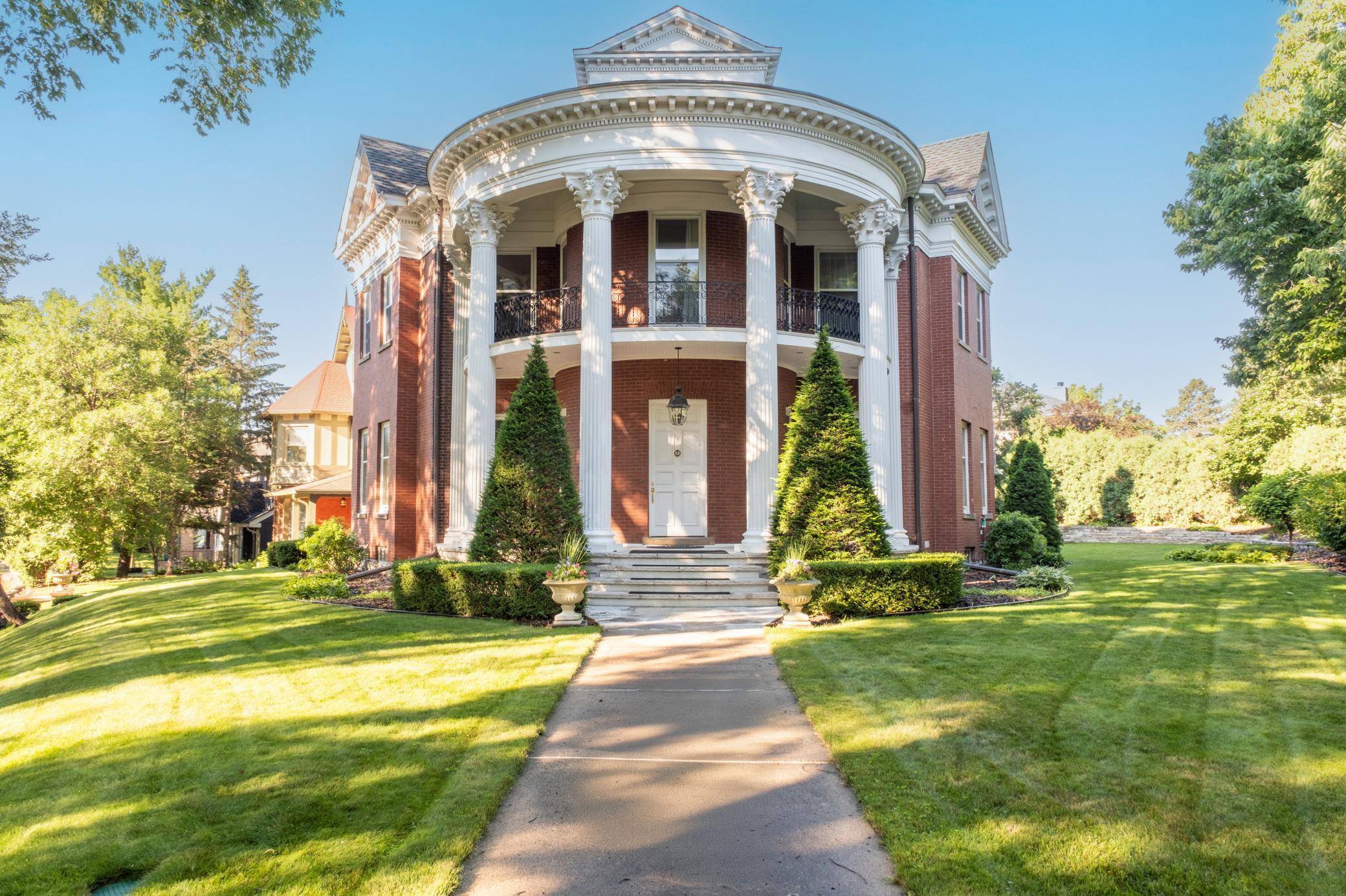 1203 Mount Curve AVE, Minneapolis, MN 55403