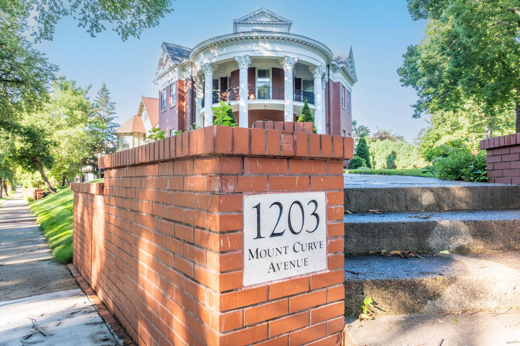 1203 Mount Curve AVE, Minneapolis, MN 55403