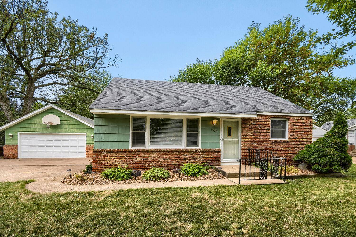 7558 5th ST NE, Fridley, MN 55432