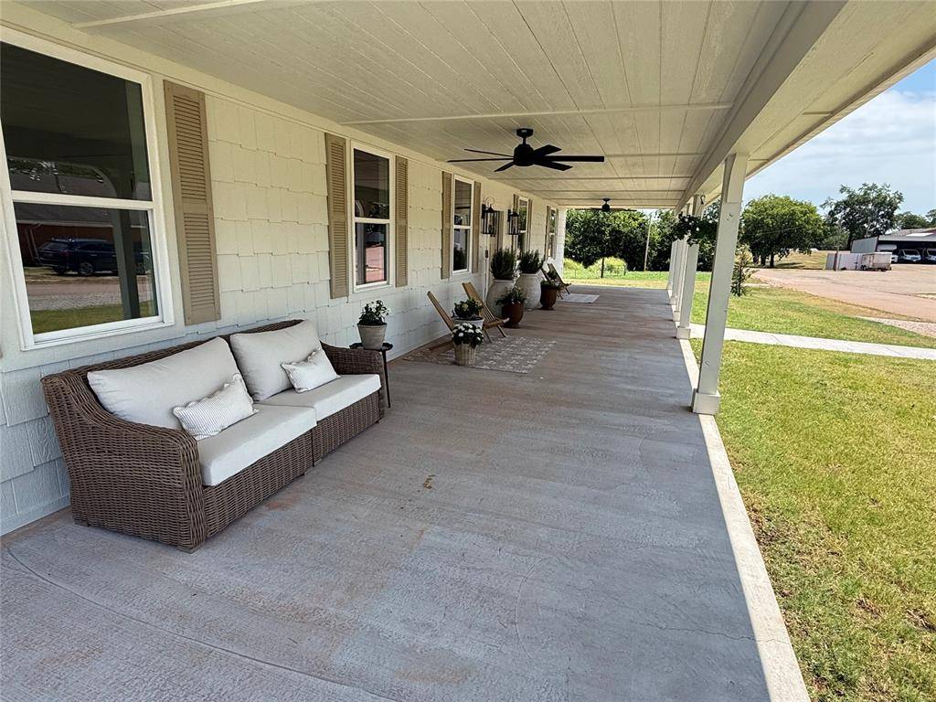 100 E 1st ST, Wellston, OK 74881