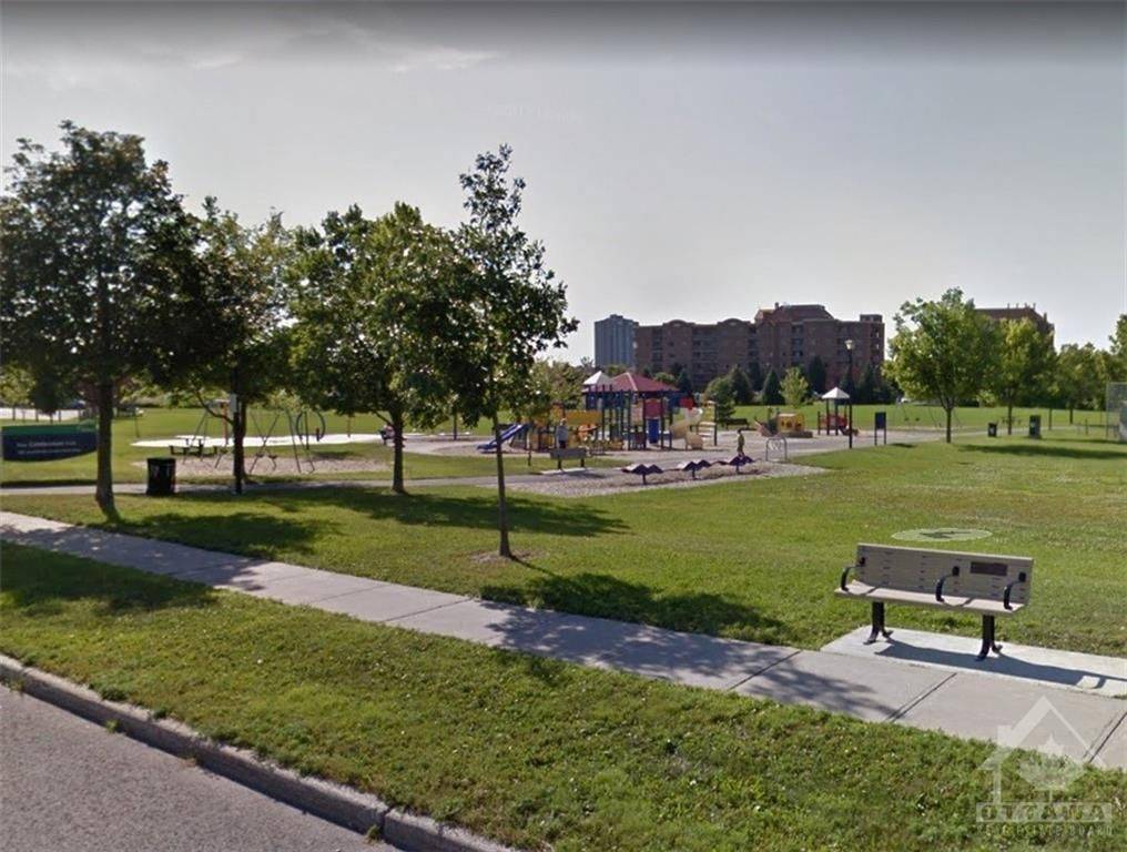 12 Manhattan CRES, Carlington - Central Park, ON K2C 4B4