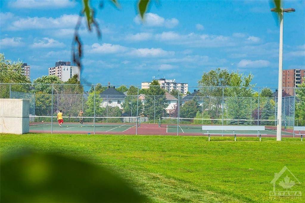 12 Manhattan CRES, Carlington - Central Park, ON K2C 4B4
