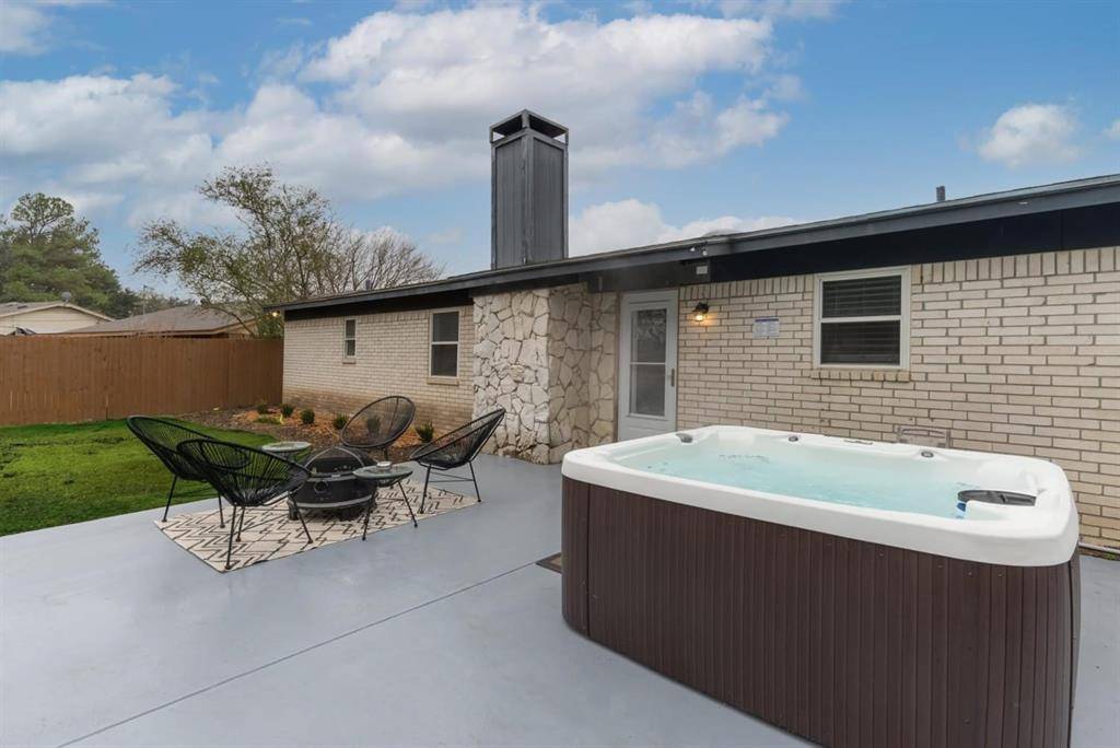 6048 Holiday Lane, North Richland Hills, TX 76180