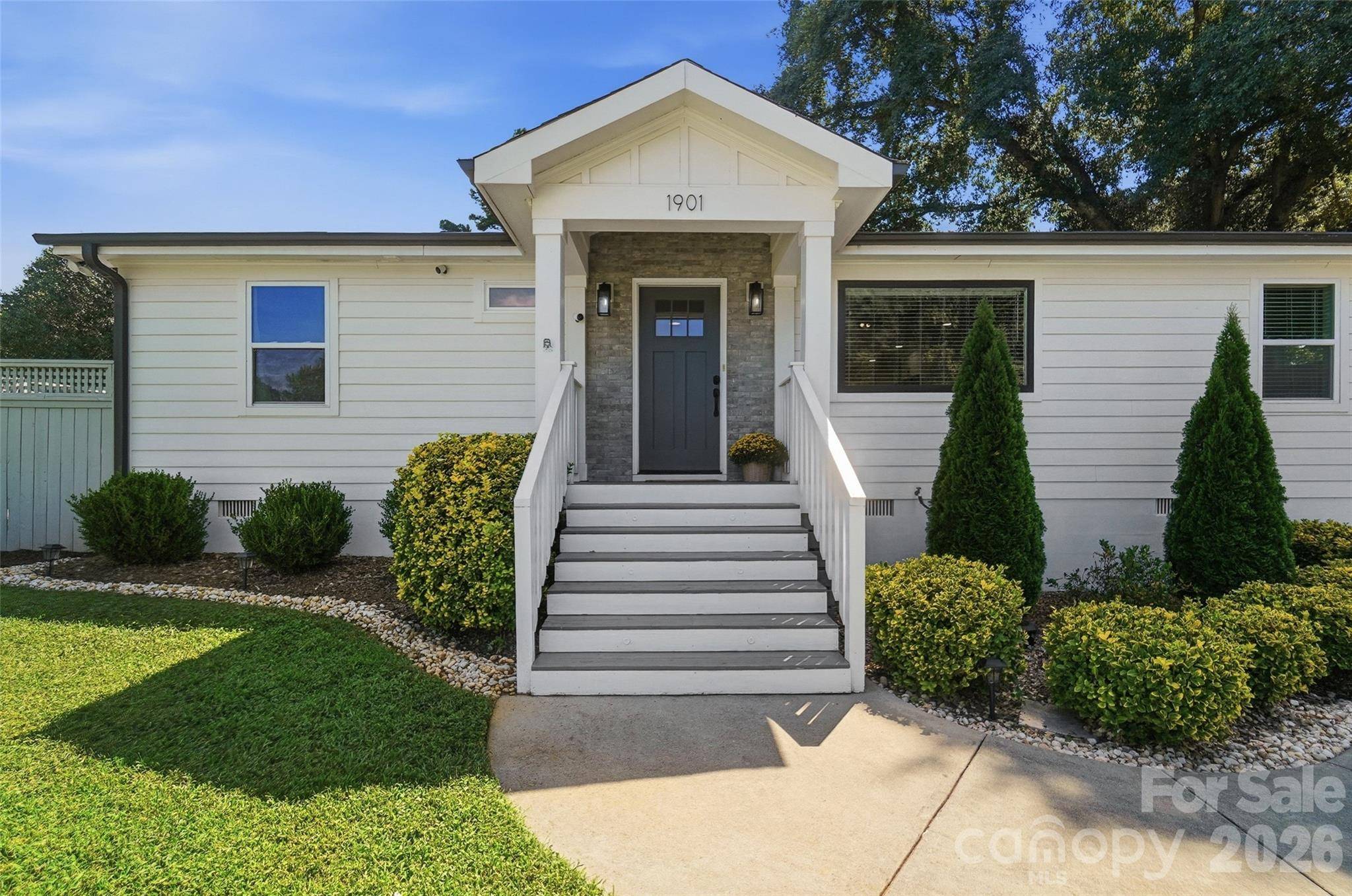 1901 Clearwood LN, Charlotte, NC 28214
