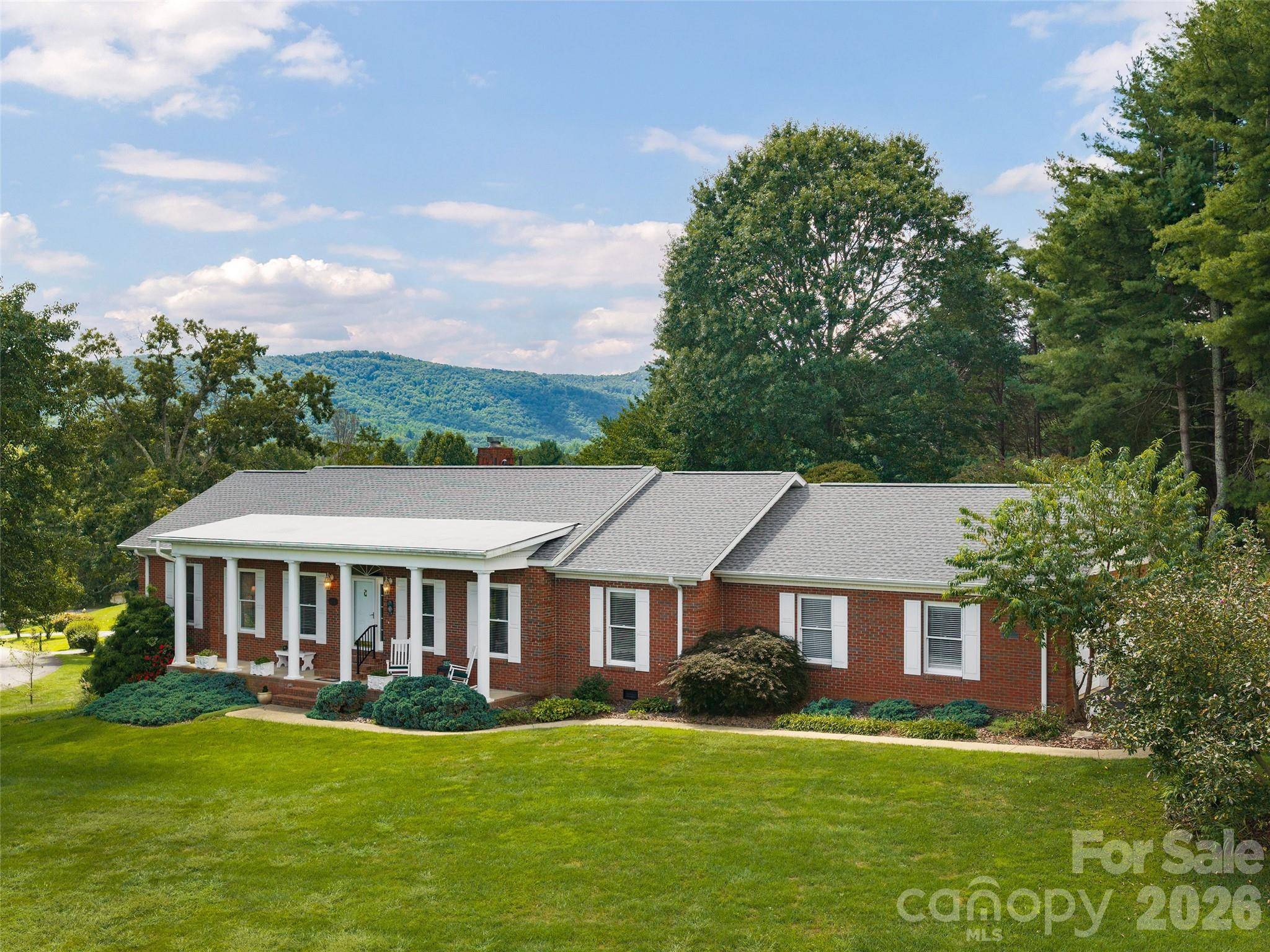 60 Beaumont DR, Hendersonville, NC 28739