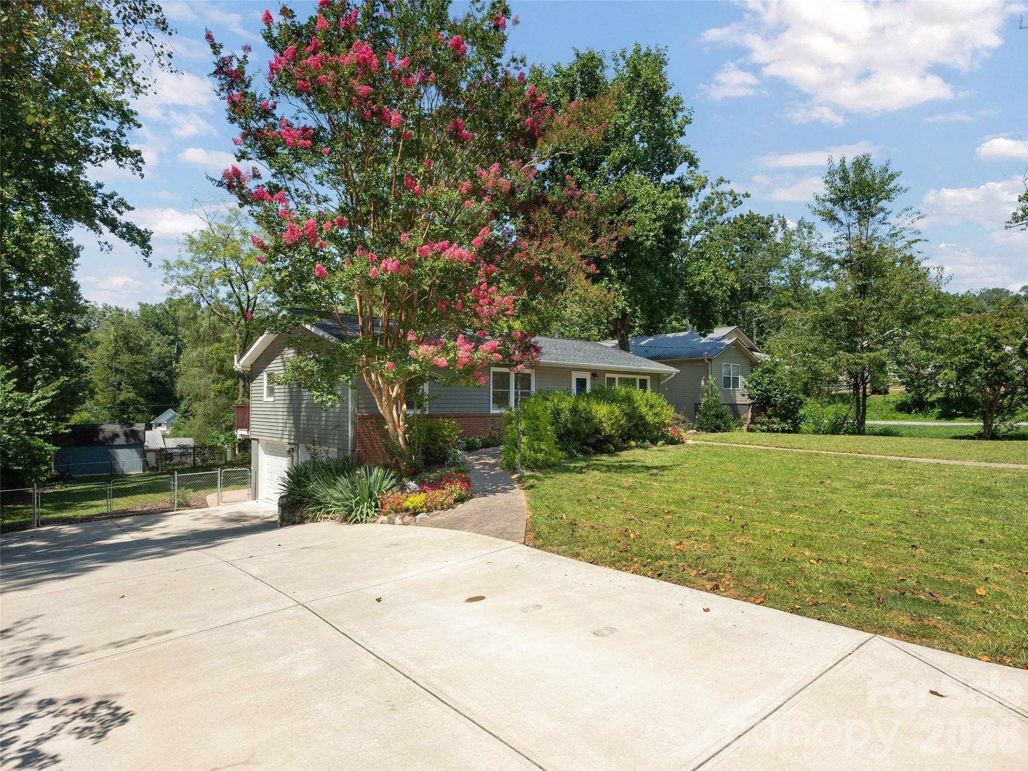 182 Locust CT, Arden, NC 28704