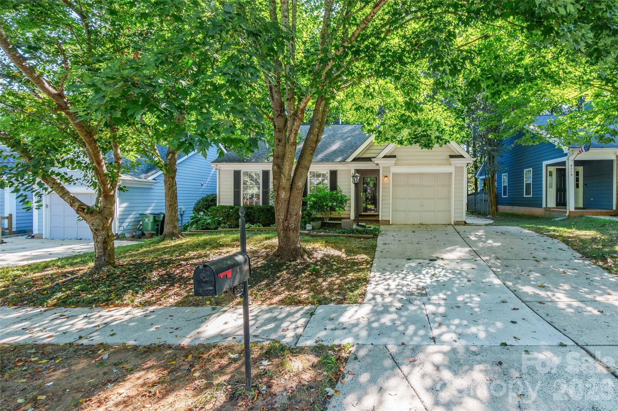 8514 Lockerbie LN, Charlotte, NC 28215