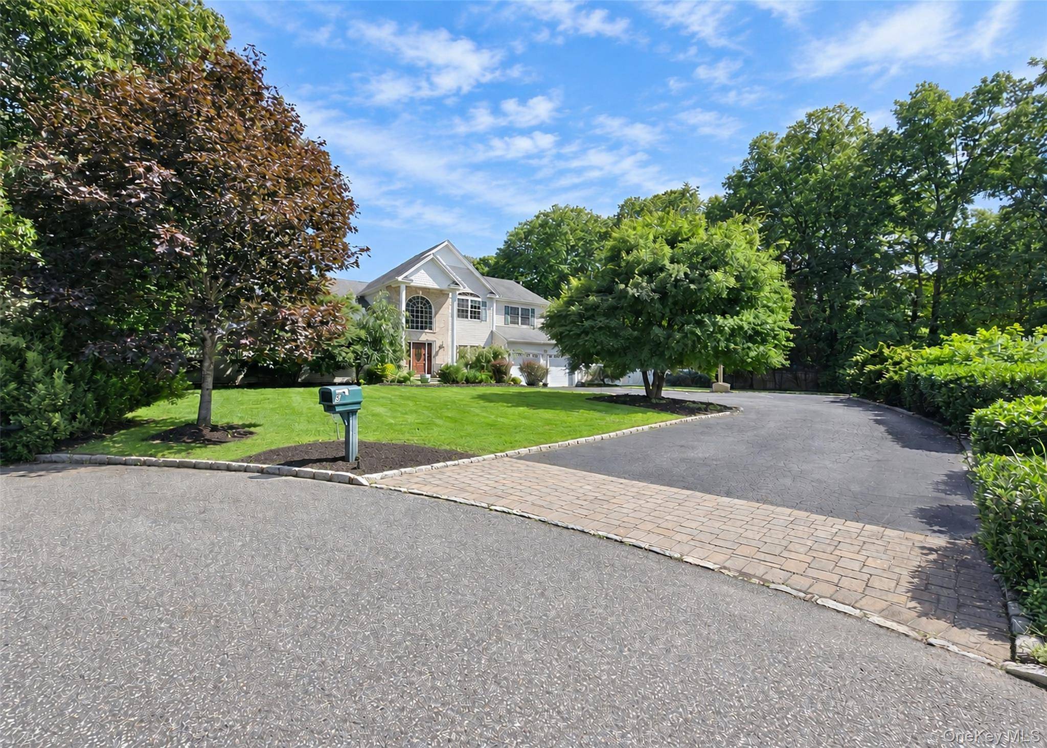 5 Keystone CT, Smithtown, NY 11787