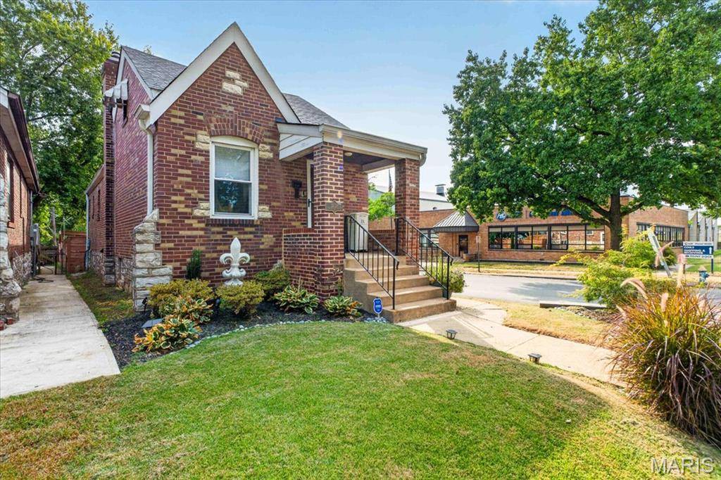 3838 Bingham AVE, St Louis, MO 63116