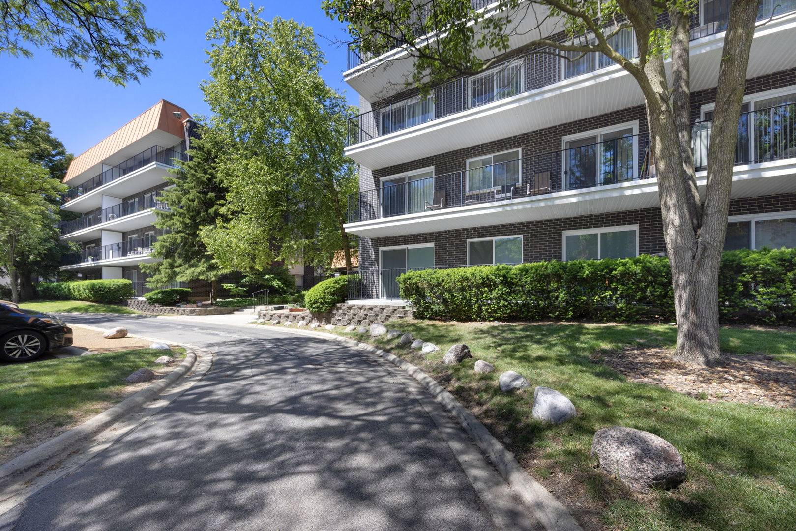 9530 Lamon AVE #401, Skokie, IL 60077