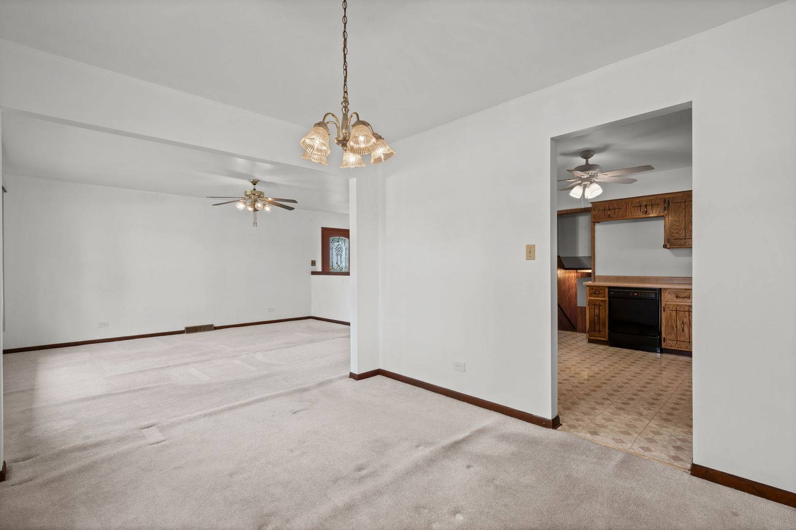 22W313 1 ST ST, Glen Ellyn, IL 60137