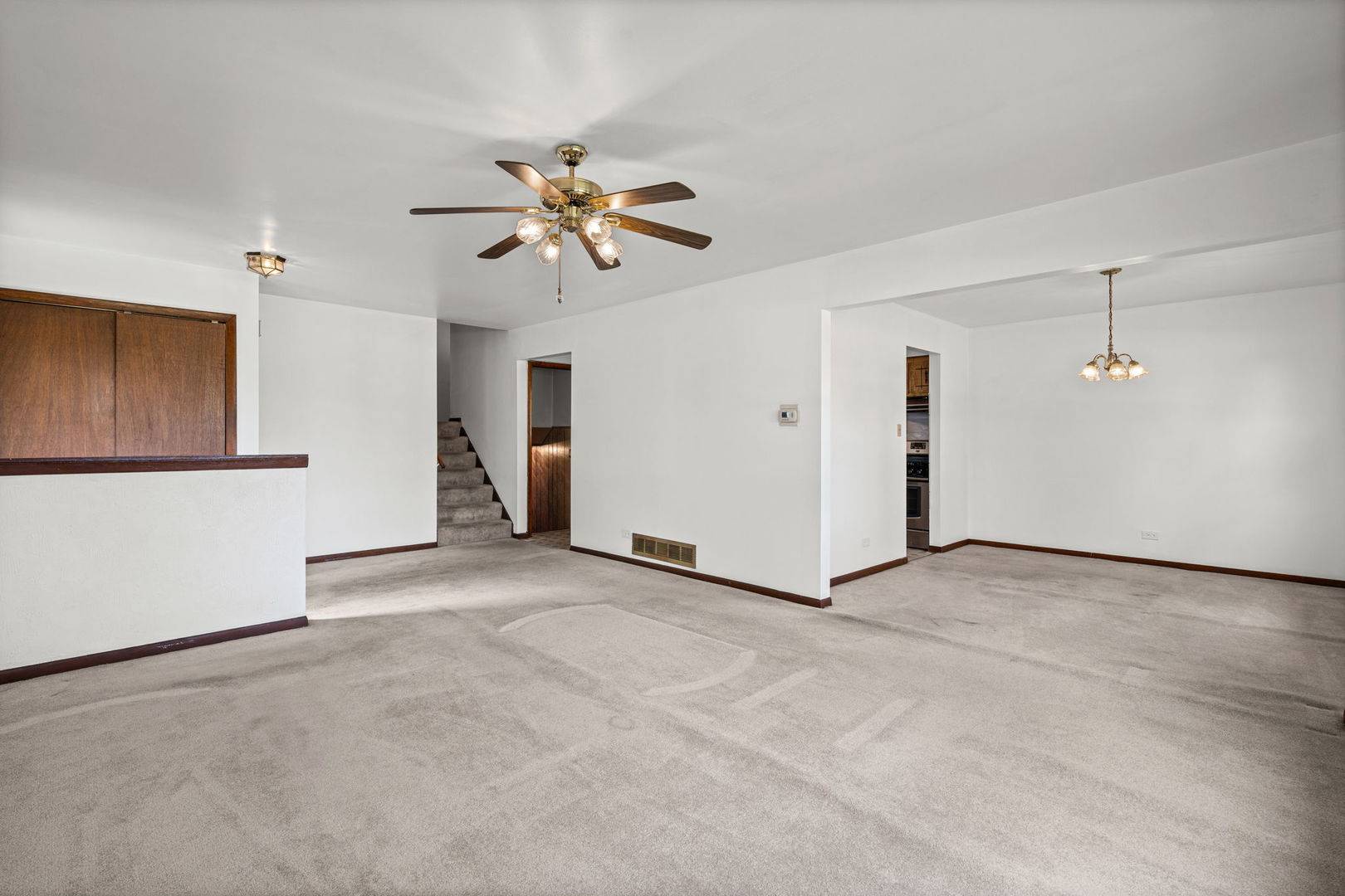 22W313 1 ST ST, Glen Ellyn, IL 60137
