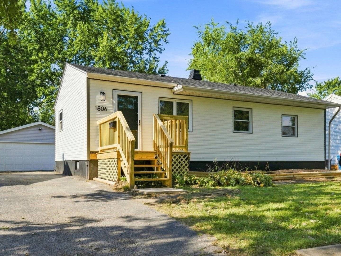 1806 222nd PL, Sauk Village, IL 60411