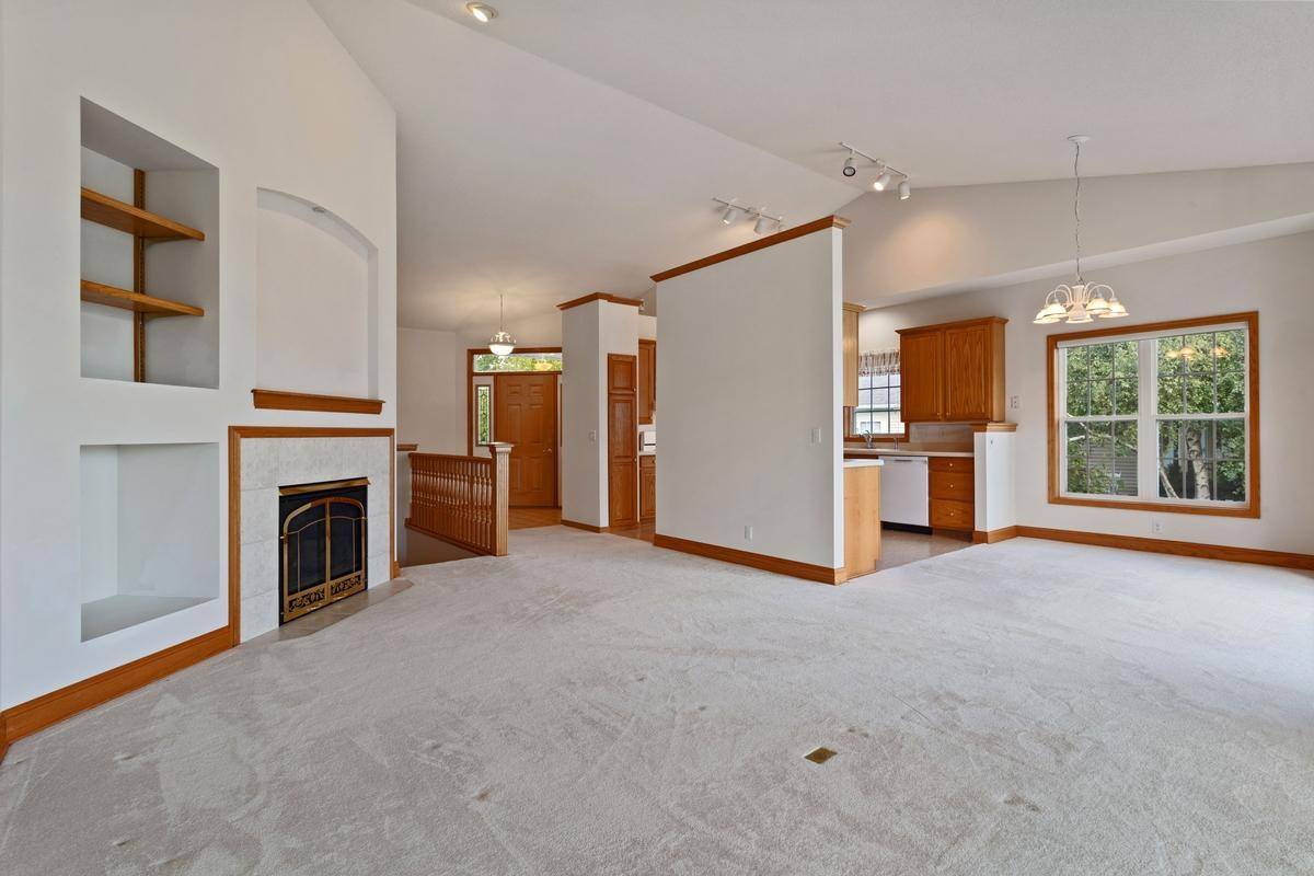 583 Holly LN N, Oakdale, MN 55128