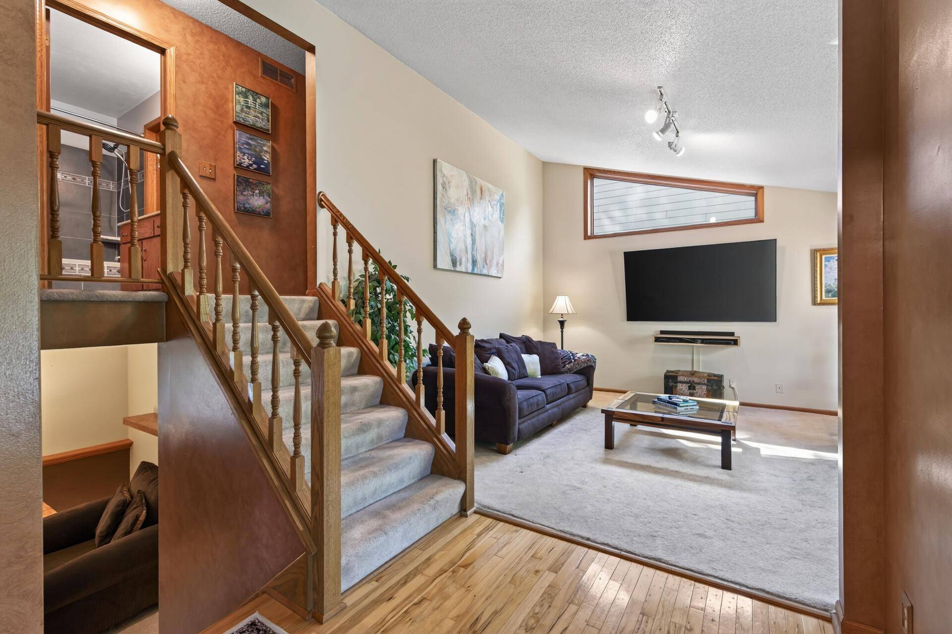 8746 Highwood WAY, Apple Valley, MN 55124